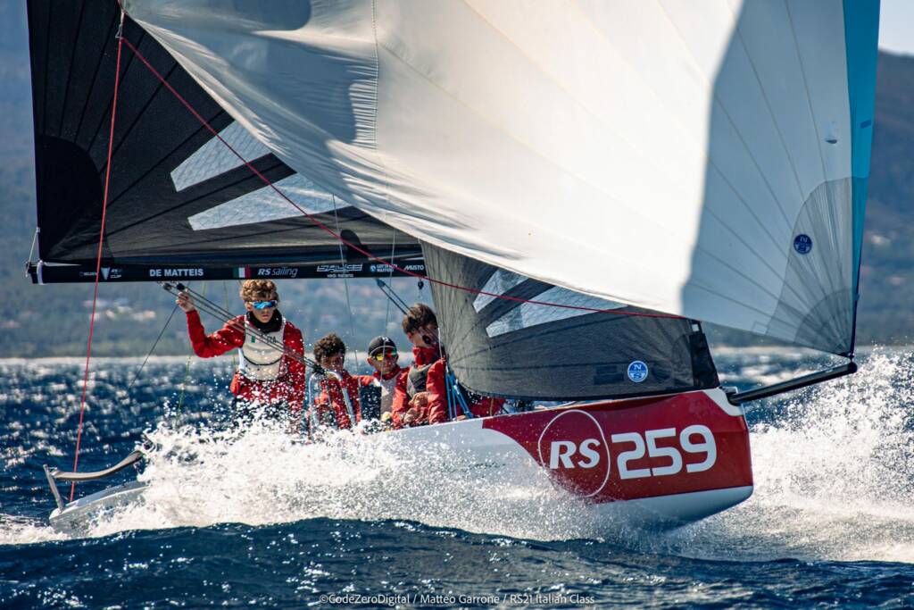 Un RS21 con il suo equipaggio in una manovra con le vele spiegate