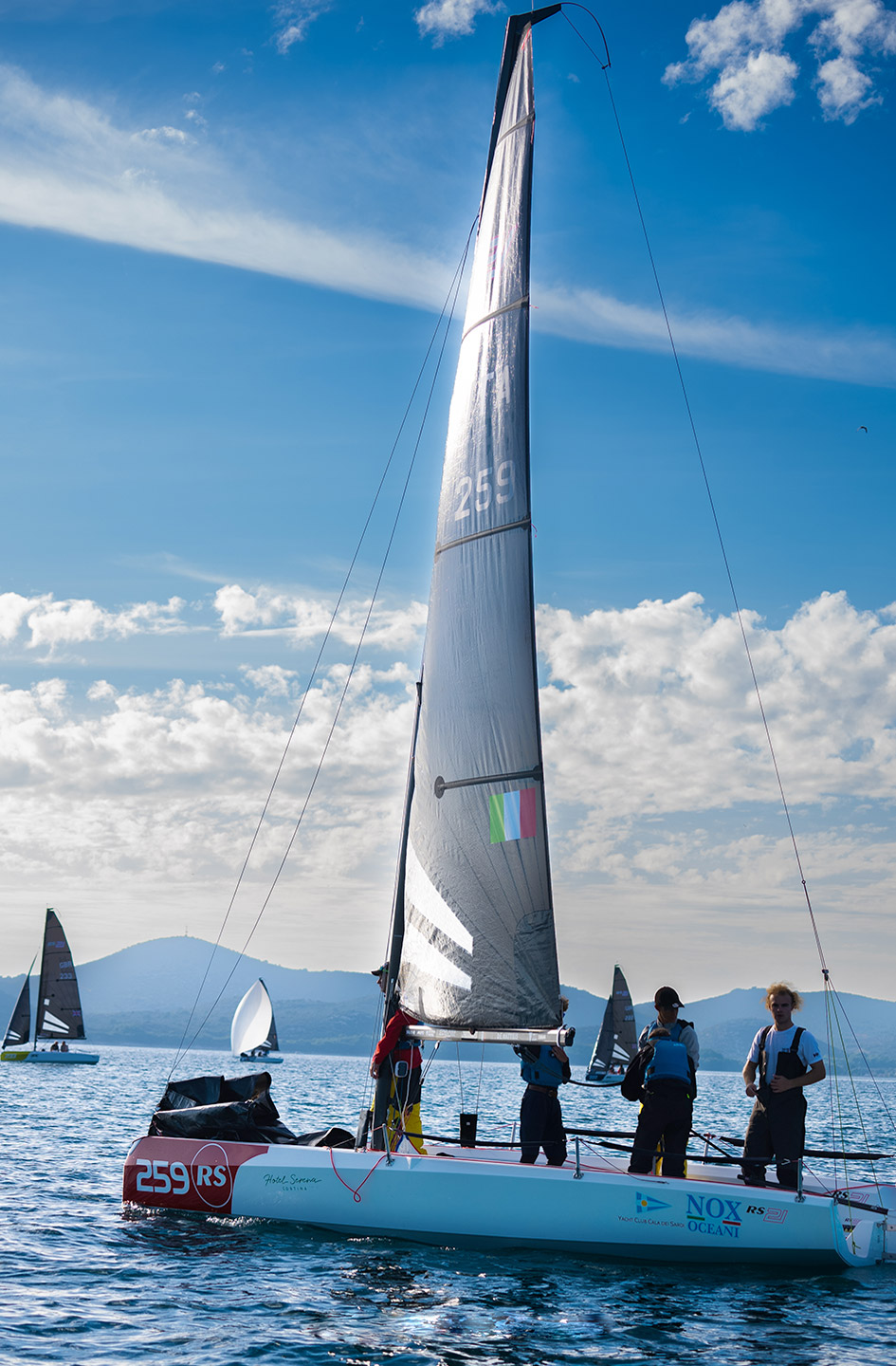 Barca a vela 259 RS con il suo equipaggio