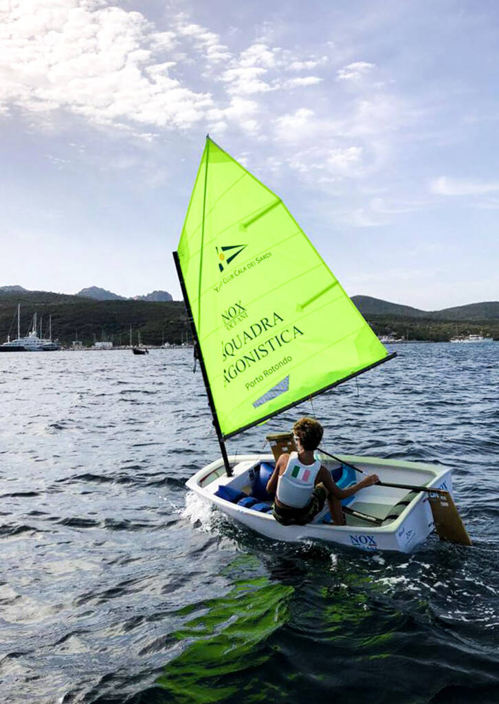 Atleta della Nox Oceani che veleggia con la sua imbarcazione con la vela gialla