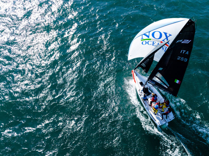 Barca nella Nox Oceani in navigazione al Campionato del mondo RS21 in Croazia