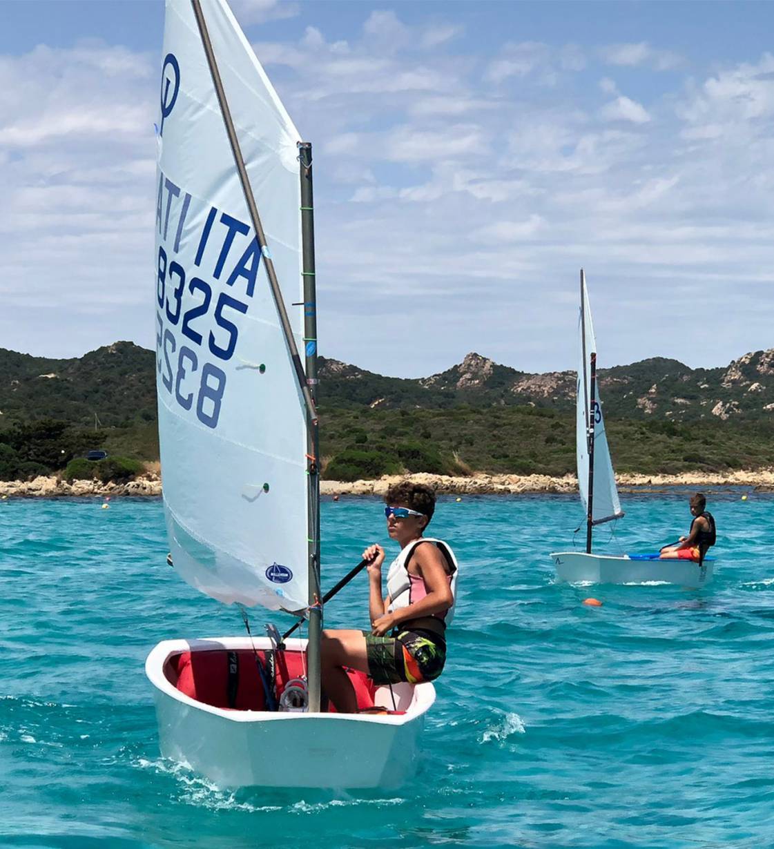 Giovane del team Nox Oceani su un Optimist in navigazione